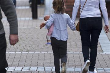 Erst zum Einwohnermeldeamt, dann zum Einkaufen? Solche Entscheidungen treffen Eltern besser alleine. Kinder könnten damit überfordert sein. Foto: Will Oliver