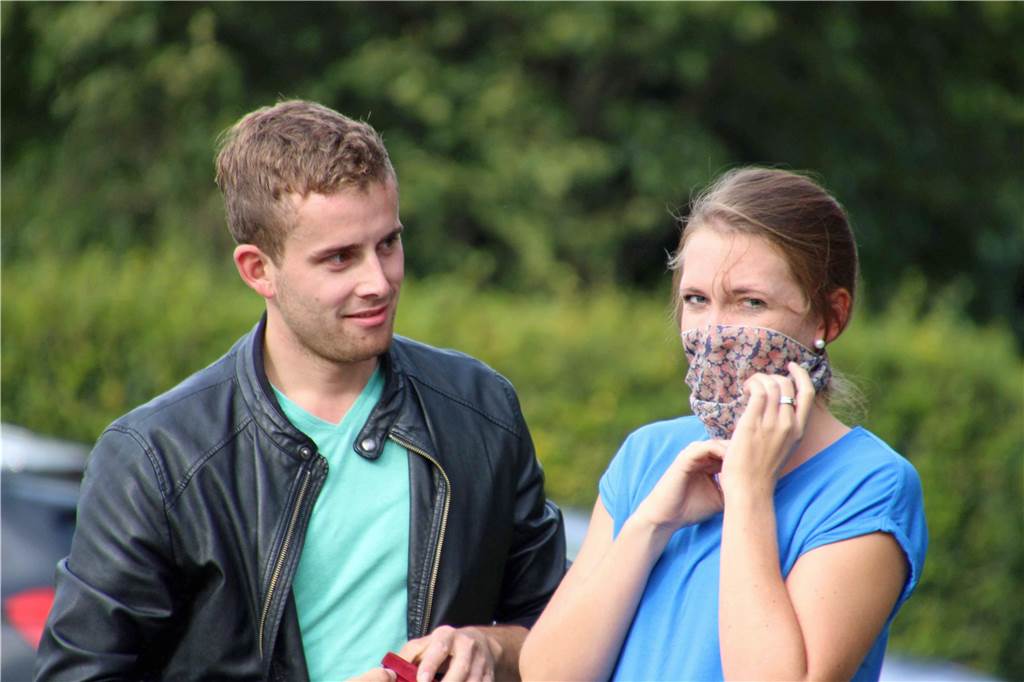 Romantischer Heiratsantrag: Bei 277 Strohballen konnte Daniela Ungrund nicht „Nein“ sagen Erstaunter Blick: Endlich durfte Daniela Ungrund schauen, was eigentlich los war. Da hatte Georg Upgang schon die Schachtel mit den Verlobungsringen in der Hand und machte ihr den Heiratsantrag.