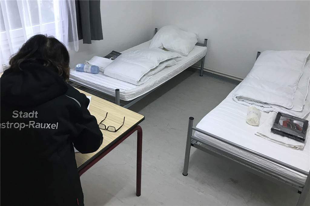 Neun Fakten zur Wohnungslosen- und Flüchtlingshilfe in Castrop-Rauxel Erstausstattung von Geflüchteten in Castrop-Rauxel: Sie bekommen neues Bettzeug, neues Geschirr und eine Wohnung oder WG-Zimmer gestellt.