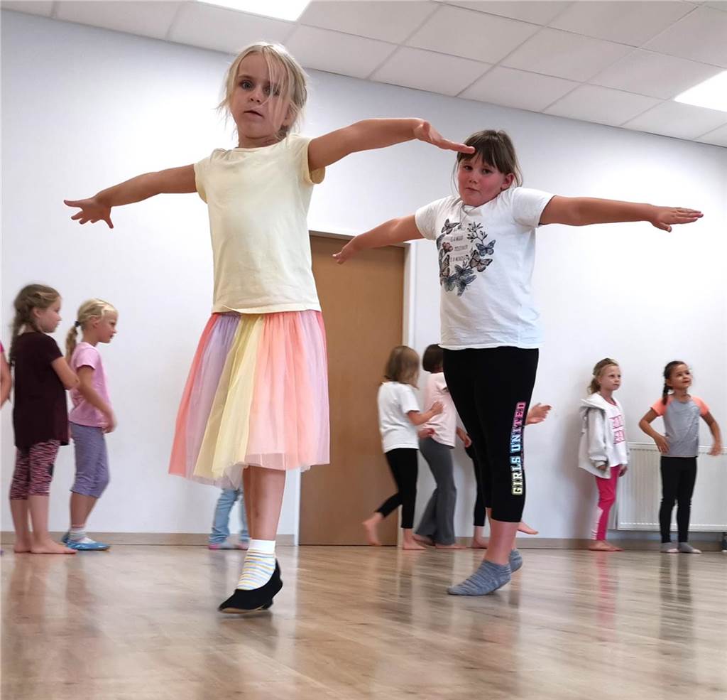 Kinder bringen Spaß an Musik und Bewegung mit Erste Basis-Schritte fürs Tanzen später: Die Kinder in der Tanz Akademie machen mit der Zeit immer mehr Fortschritte.