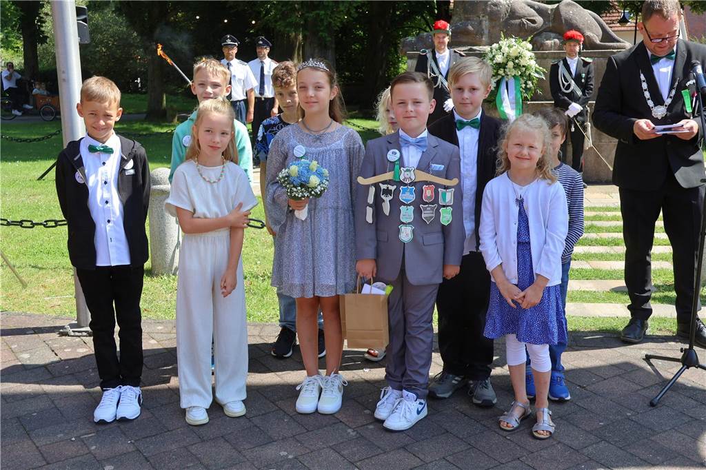 Kilian-Schützenfest in Schermbeck: Viele Fotos vom Umzug der beiden Gilden Erste Eindrücke vom Schützenfestsonntag mit Ehrungen und Kranzniederlegung am Ehrenmal.
