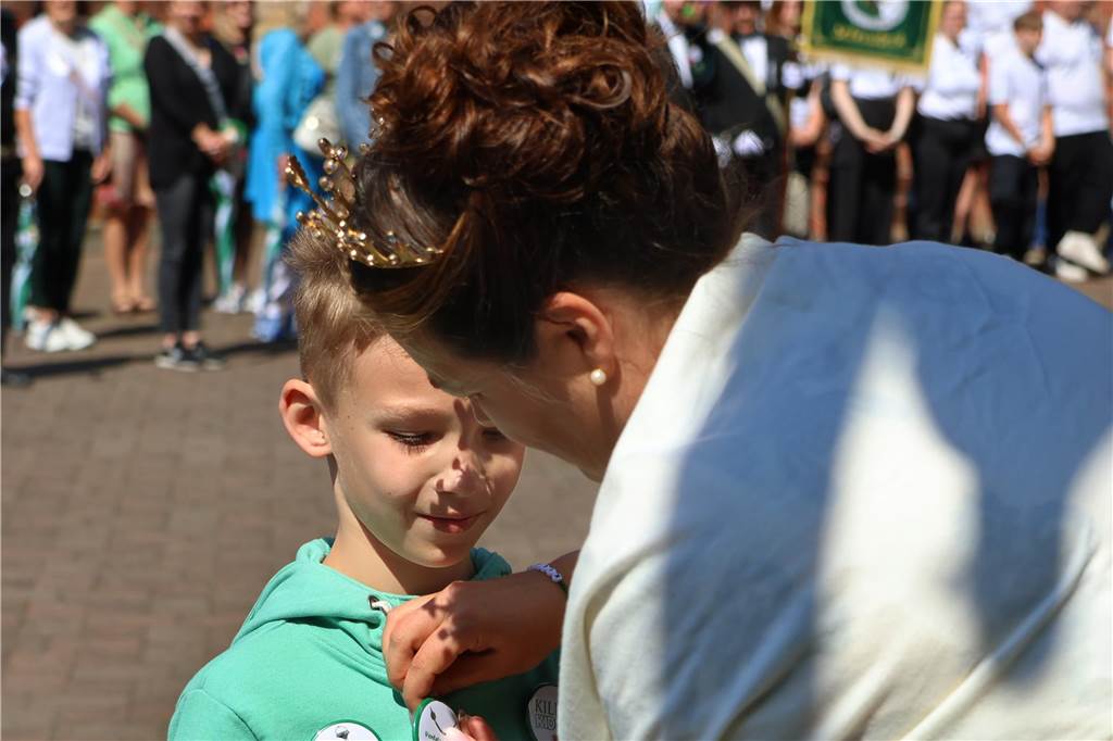 Kilian-Schützenfest in Schermbeck: Viele Fotos vom Umzug der beiden Gilden Erste Eindrücke vom Schützenfestsonntag mit Ehrungen und Kranzniederlegung am Ehrenmal.