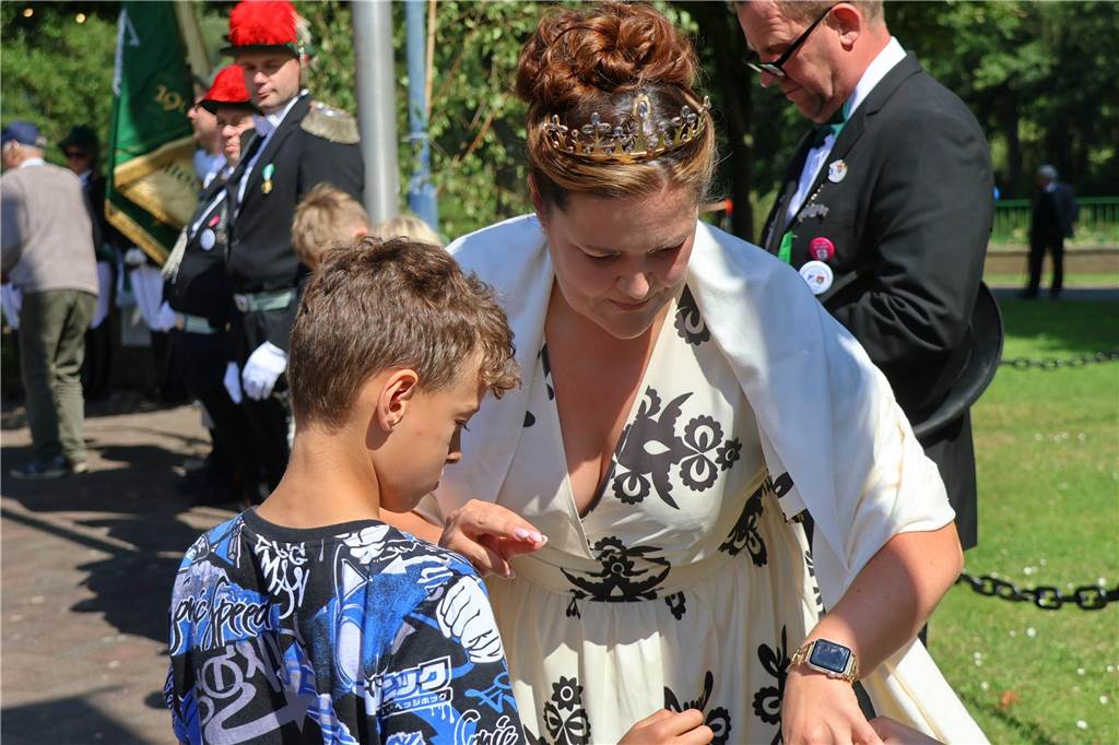 Kilian-Schützenfest in Schermbeck: Viele Fotos vom Umzug der beiden Gilden Erste Eindrücke vom Schützenfestsonntag mit Ehrungen und Kranzniederlegung am Ehrenmal.