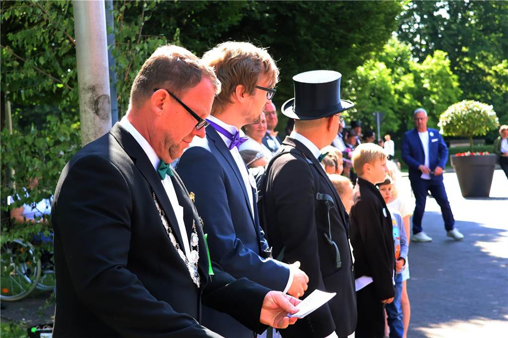 Kilian-Schützenfest in Schermbeck: Viele Fotos vom Umzug der beiden Gilden Erste Eindrücke vom Schützenfestsonntag mit Ehrungen und Kranzniederlegung am Ehrenmal.