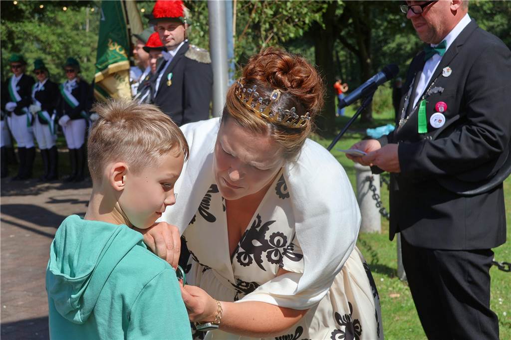 Kilian-Schützenfest in Schermbeck: Viele Fotos vom Umzug der beiden Gilden Erste Eindrücke vom Schützenfestsonntag mit Ehrungen und Kranzniederlegung am Ehrenmal.