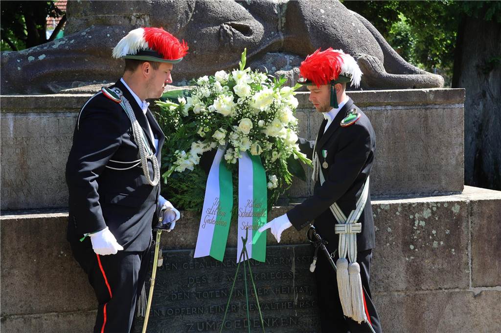 Kilian-Schützenfest in Schermbeck: Viele Fotos vom Umzug der beiden Gilden Erste Eindrücke vom Schützenfestsonntag mit Ehrungen und Kranzniederlegung am Ehrenmal.