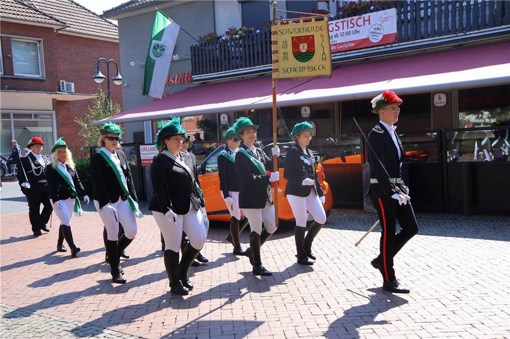 Kilian-Schützenfest in Schermbeck: Viele Fotos vom Umzug der beiden Gilden Erste Eindrücke vom Schützenfestsonntag mit Ehrungen und Kranzniederlegung am Ehrenmal.
