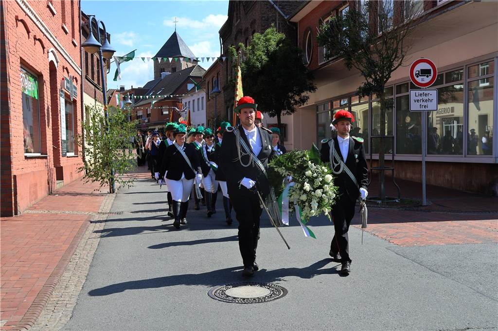 Kilian-Schützenfest in Schermbeck: Viele Fotos vom Umzug der beiden Gilden Erste Eindrücke vom Schützenfestsonntag mit Ehrungen und Kranzniederlegung am Ehrenmal.