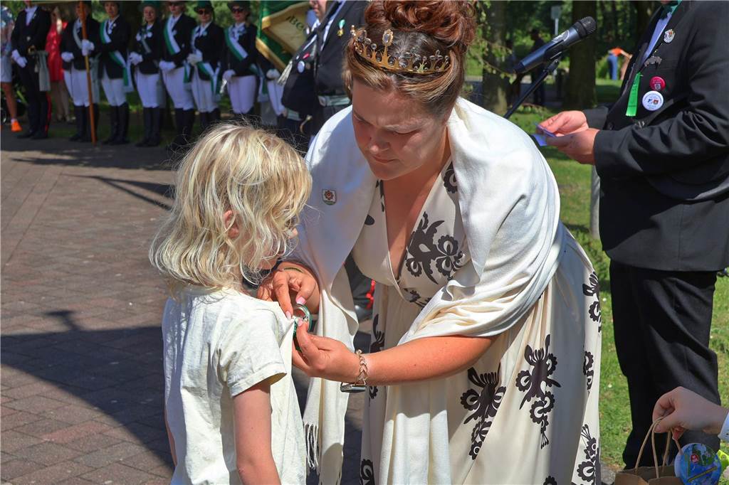 Kilian-Schützenfest in Schermbeck: Viele Fotos vom Umzug der beiden Gilden Erste Eindrücke vom Schützenfestsonntag mit Ehrungen und Kranzniederlegung am Ehrenmal.