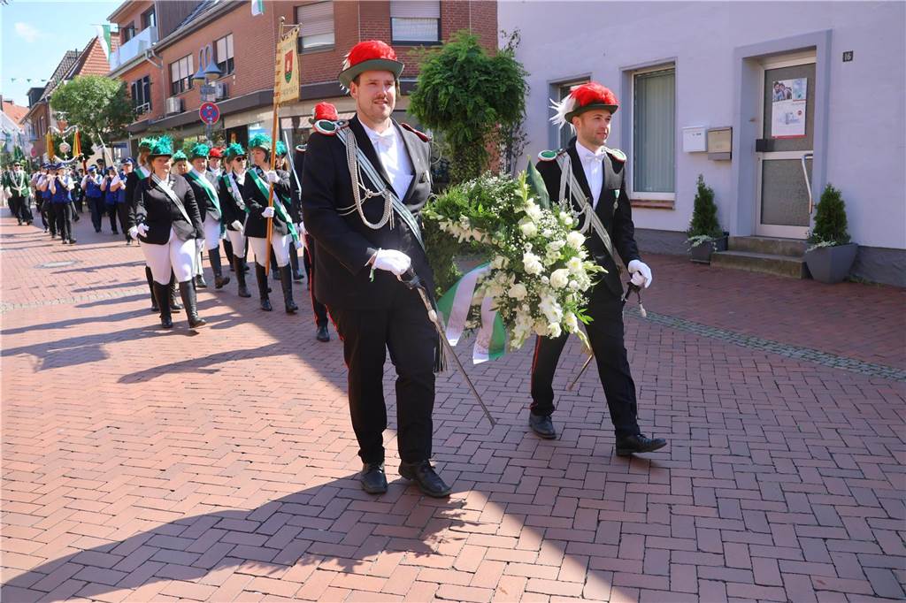 Kilian-Schützenfest in Schermbeck: Viele Fotos vom Umzug der beiden Gilden Erste Eindrücke vom Schützenfestsonntag mit Ehrungen und Kranzniederlegung am Ehrenmal.