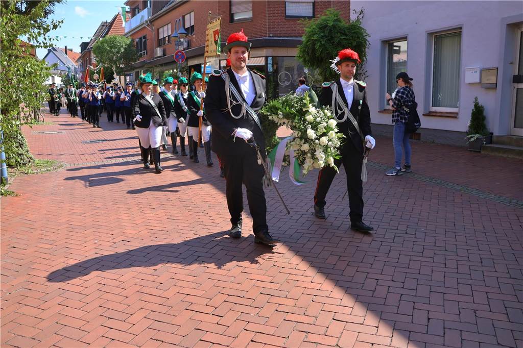 Kilian-Schützenfest in Schermbeck: Viele Fotos vom Umzug der beiden Gilden Erste Eindrücke vom Schützenfestsonntag mit Ehrungen und Kranzniederlegung am Ehrenmal.