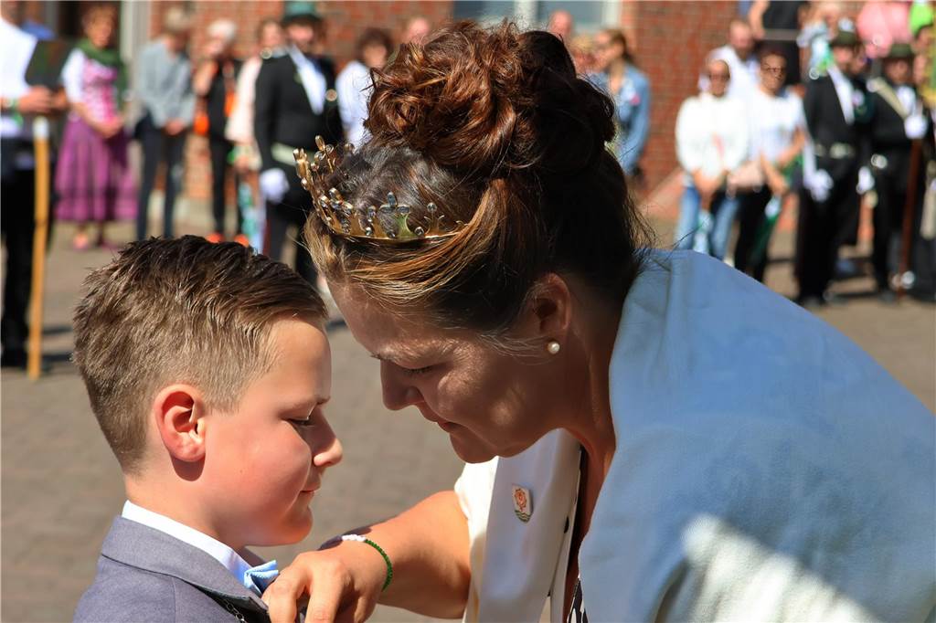 Kilian-Schützenfest in Schermbeck: Viele Fotos vom Umzug der beiden Gilden Erste Eindrücke vom Schützenfestsonntag mit Ehrungen und Kranzniederlegung am Ehrenmal.
