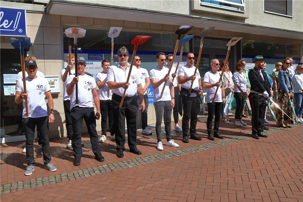 Kilian-Schützenfest in Schermbeck: Viele Fotos vom Umzug der beiden Gilden Erste Eindrücke vom Schützenfestsonntag mit Ehrungen und Kranzniederlegung am Ehrenmal.