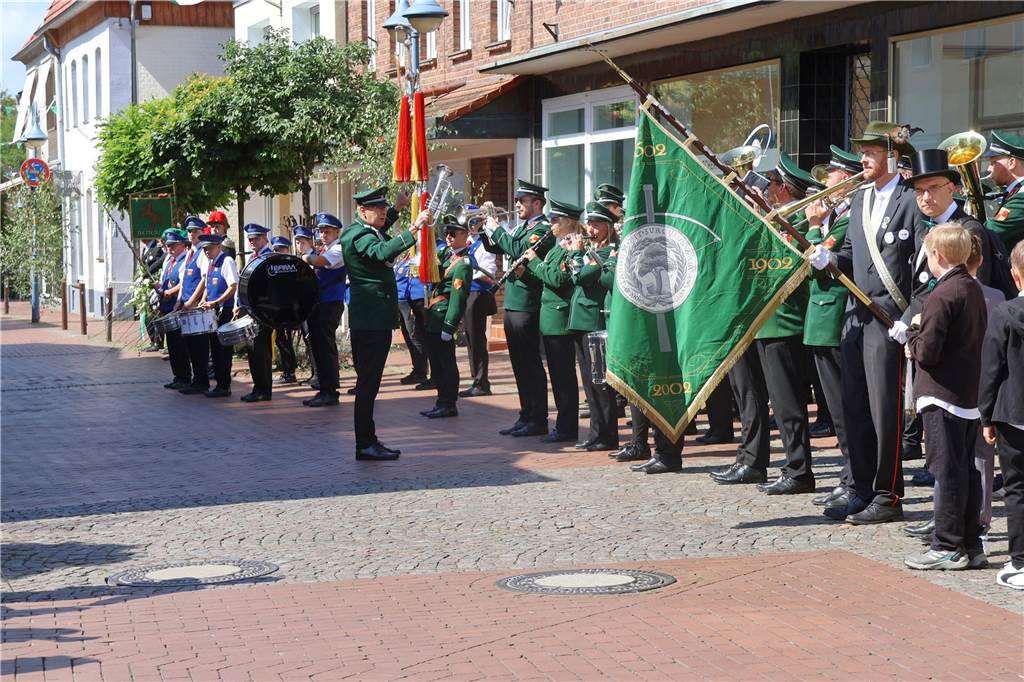 Kilian-Schützenfest in Schermbeck: Viele Fotos vom Umzug der beiden Gilden Erste Eindrücke vom Schützenfestsonntag mit Ehrungen und Kranzniederlegung am Ehrenmal.