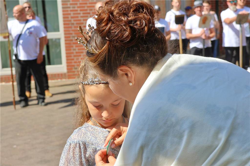 Kilian-Schützenfest in Schermbeck: Viele Fotos vom Umzug der beiden Gilden Erste Eindrücke vom Schützenfestsonntag mit Ehrungen und Kranzniederlegung am Ehrenmal.