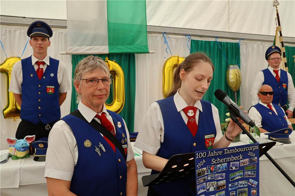 Kilian-Schützenfest in Schermbeck: Viele Fotos vom Umzug der beiden Gilden Erste Eindrücke vom Schützenfestsonntag mit Ehrungen und Kranzniederlegung am Ehrenmal.