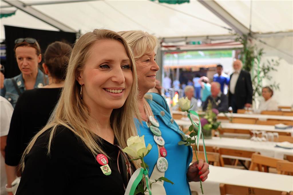 Kilian-Schützenfest in Schermbeck: Viele Fotos vom Umzug der beiden Gilden Erste Eindrücke vom Schützenfestsonntag mit Ehrungen und Kranzniederlegung am Ehrenmal.