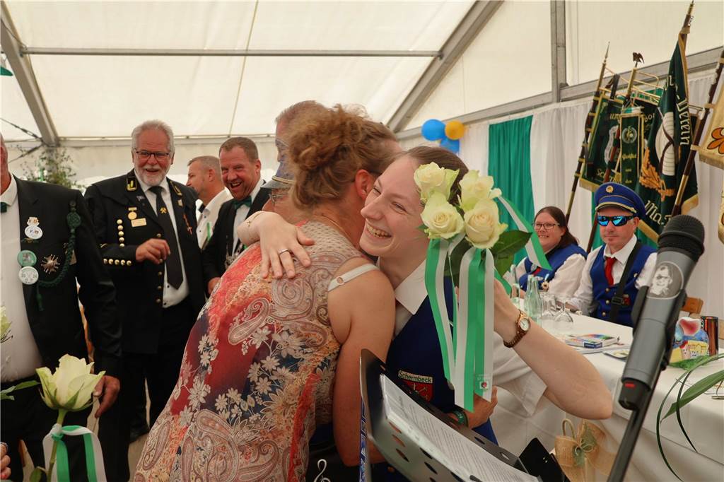 Kilian-Schützenfest in Schermbeck: Viele Fotos vom Umzug der beiden Gilden Erste Eindrücke vom Schützenfestsonntag mit Ehrungen und Kranzniederlegung am Ehrenmal.