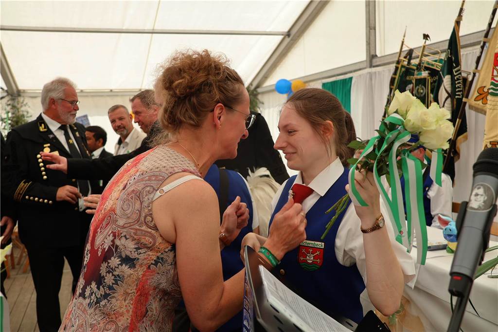 Kilian-Schützenfest in Schermbeck: Viele Fotos vom Umzug der beiden Gilden Erste Eindrücke vom Schützenfestsonntag mit Ehrungen und Kranzniederlegung am Ehrenmal.