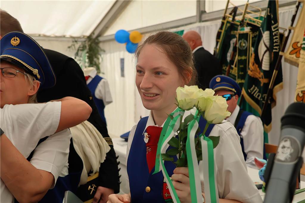 Kilian-Schützenfest in Schermbeck: Viele Fotos vom Umzug der beiden Gilden Erste Eindrücke vom Schützenfestsonntag mit Ehrungen und Kranzniederlegung am Ehrenmal.