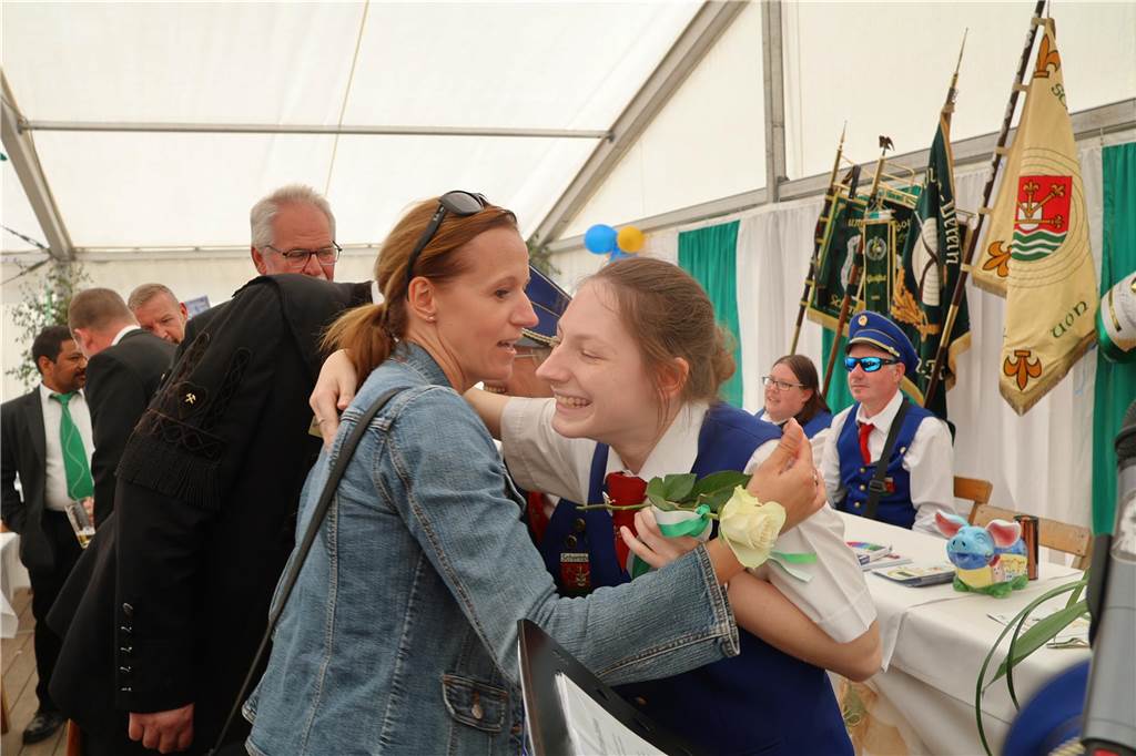Kilian-Schützenfest in Schermbeck: Viele Fotos vom Umzug der beiden Gilden Erste Eindrücke vom Schützenfestsonntag mit Ehrungen und Kranzniederlegung am Ehrenmal.