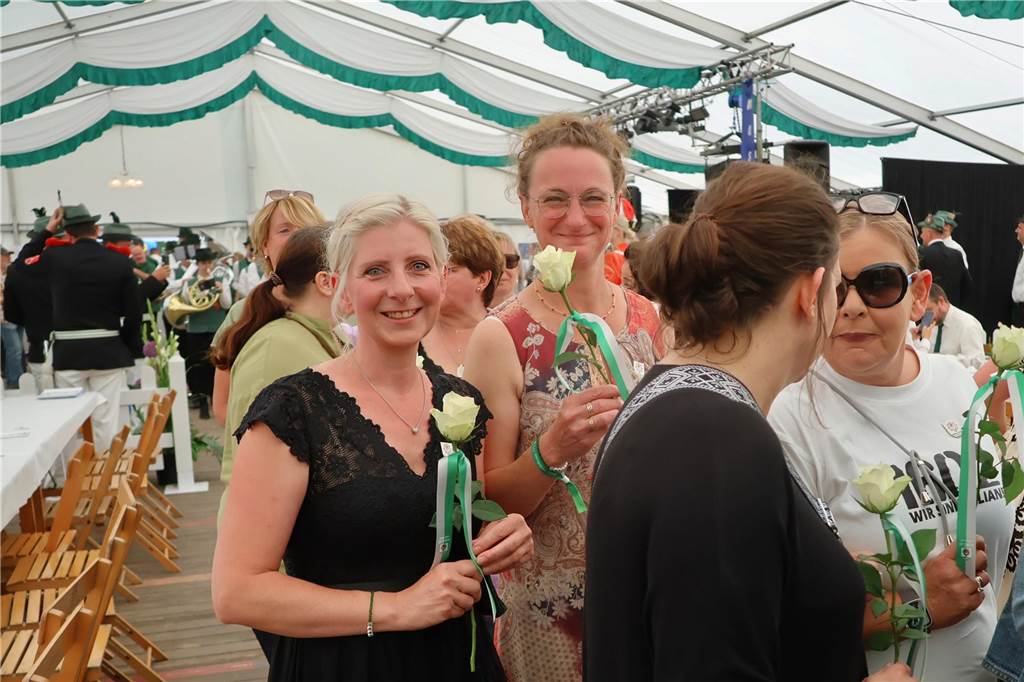 Kilian-Schützenfest in Schermbeck: Viele Fotos vom Umzug der beiden Gilden Erste Eindrücke vom Schützenfestsonntag mit Ehrungen und Kranzniederlegung am Ehrenmal.