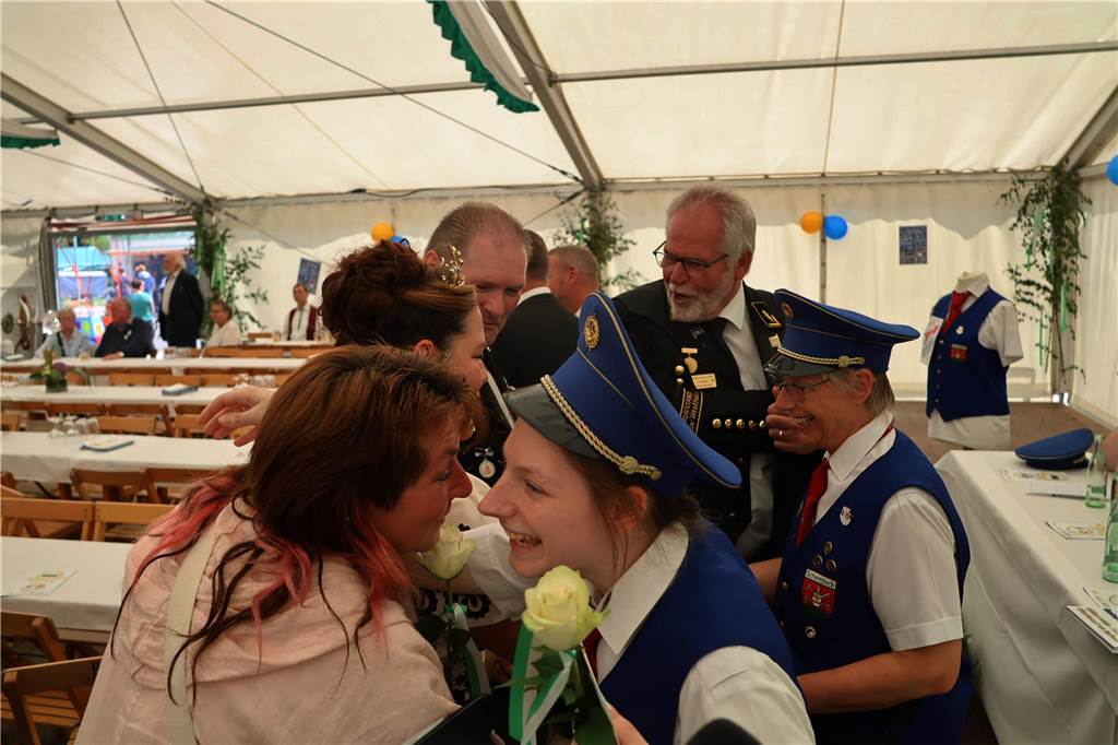 Kilian-Schützenfest in Schermbeck: Viele Fotos vom Umzug der beiden Gilden Erste Eindrücke vom Schützenfestsonntag mit Ehrungen und Kranzniederlegung am Ehrenmal.