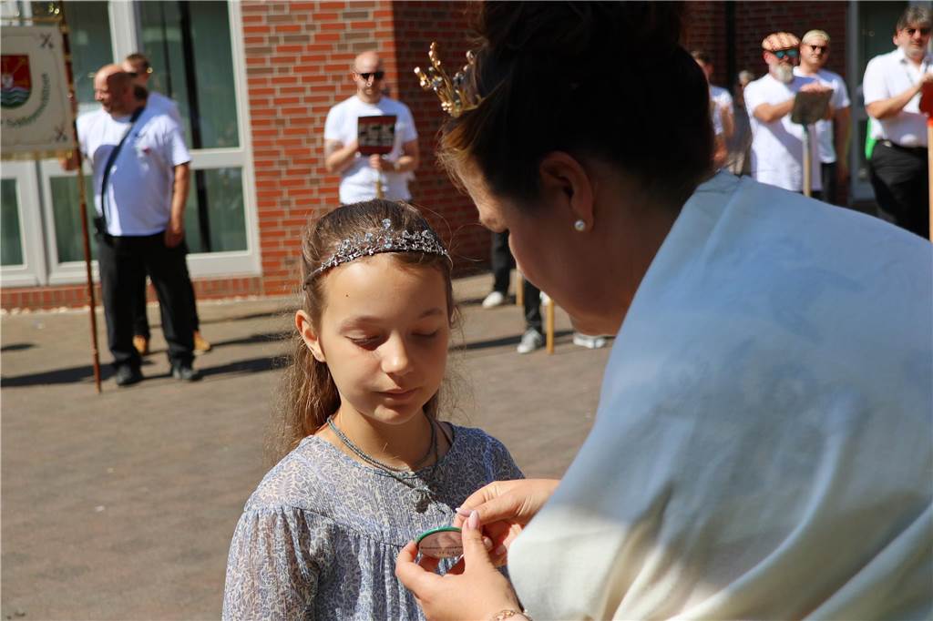 Kilian-Schützenfest in Schermbeck: Viele Fotos vom Umzug der beiden Gilden Erste Eindrücke vom Schützenfestsonntag mit Ehrungen und Kranzniederlegung am Ehrenmal.