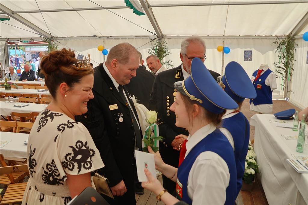 Kilian-Schützenfest in Schermbeck: Viele Fotos vom Umzug der beiden Gilden Erste Eindrücke vom Schützenfestsonntag mit Ehrungen und Kranzniederlegung am Ehrenmal.