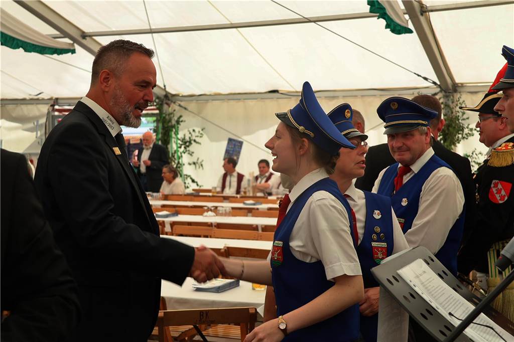Kilian-Schützenfest in Schermbeck: Viele Fotos vom Umzug der beiden Gilden Erste Eindrücke vom Schützenfestsonntag mit Ehrungen und Kranzniederlegung am Ehrenmal.