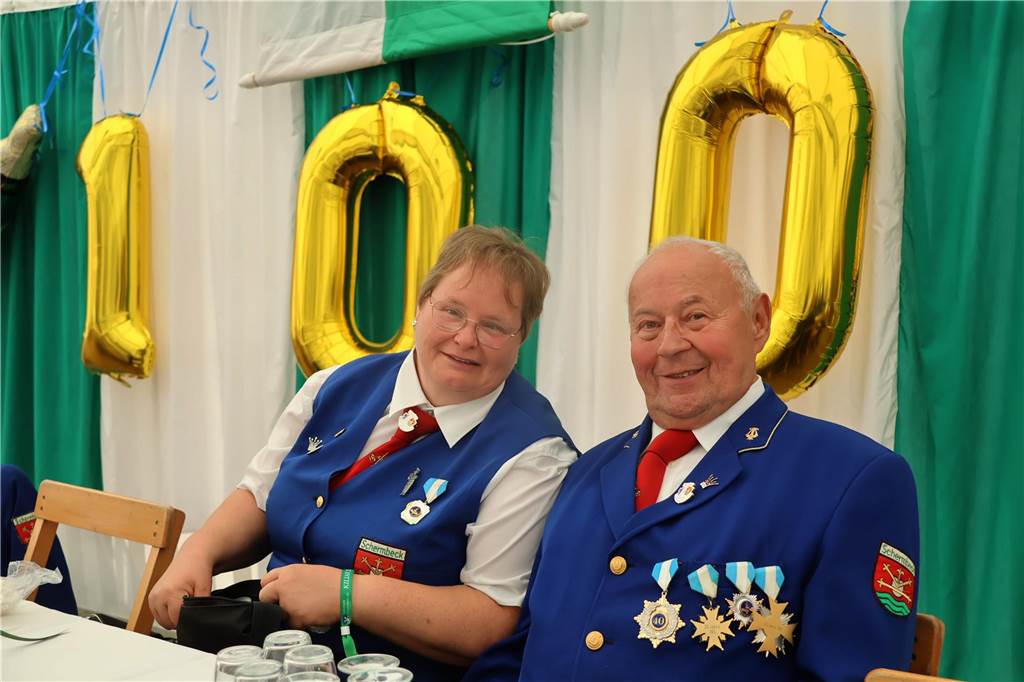Kilian-Schützenfest in Schermbeck: Viele Fotos vom Umzug der beiden Gilden Erste Eindrücke vom Schützenfestsonntag mit Ehrungen und Kranzniederlegung am Ehrenmal.