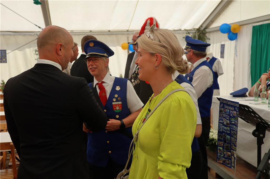 Kilian-Schützenfest in Schermbeck: Viele Fotos vom Umzug der beiden Gilden Erste Eindrücke vom Schützenfestsonntag mit Ehrungen und Kranzniederlegung am Ehrenmal.