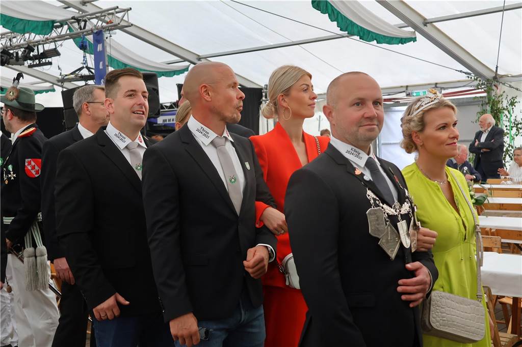 Kilian-Schützenfest in Schermbeck: Viele Fotos vom Umzug der beiden Gilden Erste Eindrücke vom Schützenfestsonntag mit Ehrungen und Kranzniederlegung am Ehrenmal.