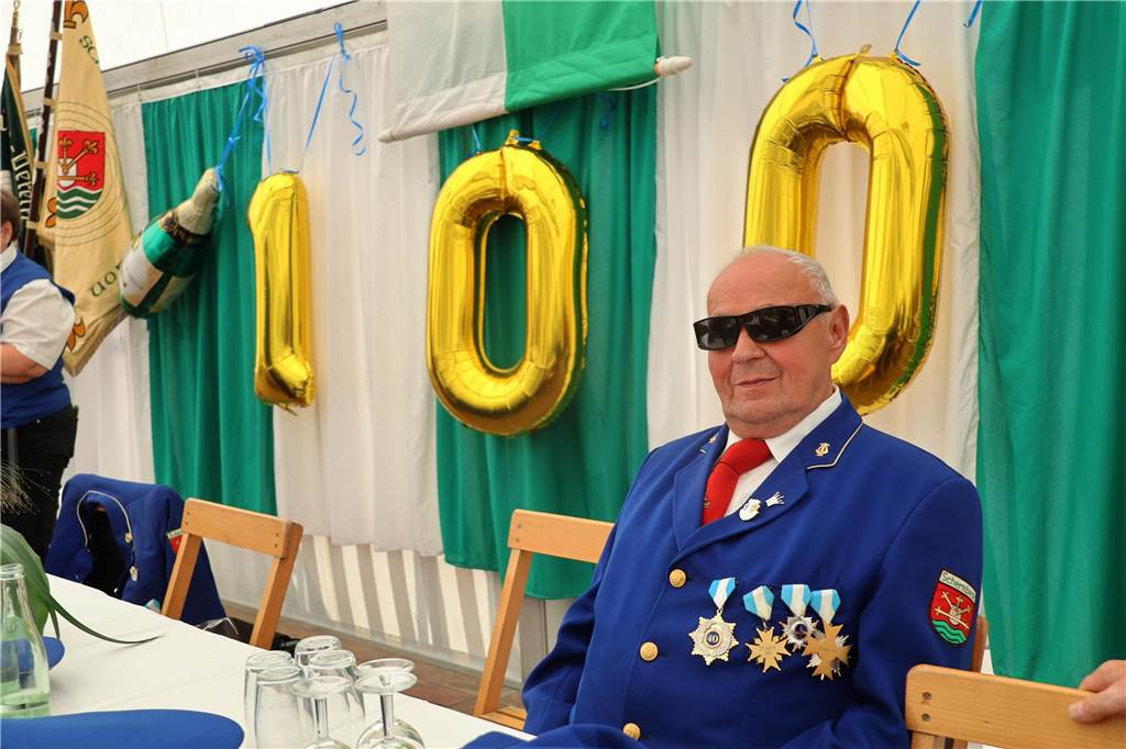 Kilian-Schützenfest in Schermbeck: Viele Fotos vom Umzug der beiden Gilden Erste Eindrücke vom Schützenfestsonntag mit Ehrungen und Kranzniederlegung am Ehrenmal.