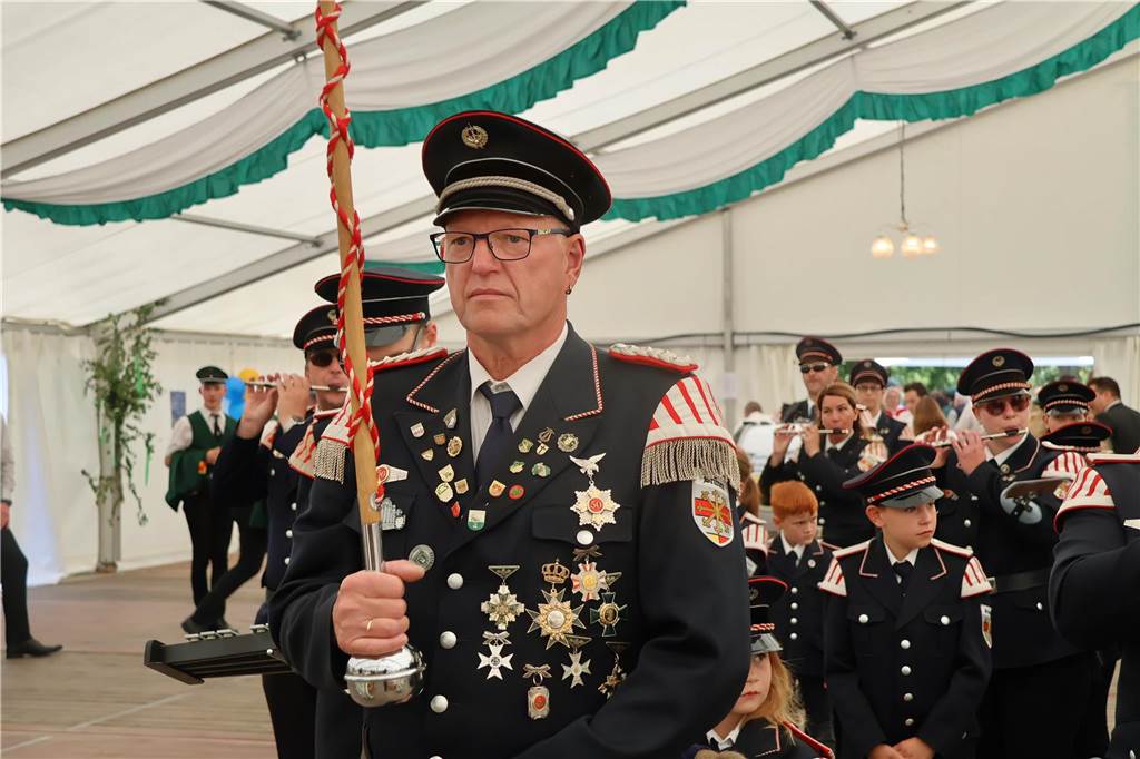 Kilian-Schützenfest in Schermbeck: Viele Fotos vom Umzug der beiden Gilden Erste Eindrücke vom Schützenfestsonntag mit Ehrungen und Kranzniederlegung am Ehrenmal.