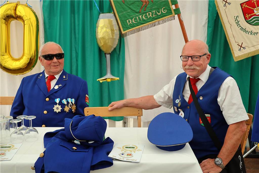 Kilian-Schützenfest in Schermbeck: Viele Fotos vom Umzug der beiden Gilden Erste Eindrücke vom Schützenfestsonntag mit Ehrungen und Kranzniederlegung am Ehrenmal.