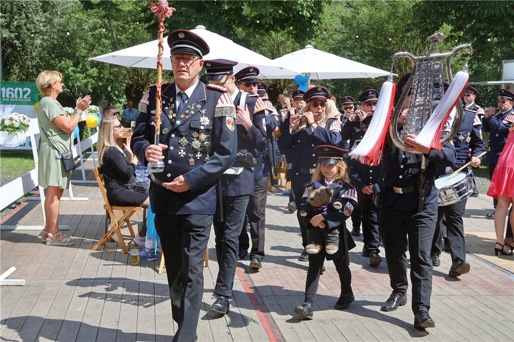 Kilian-Schützenfest in Schermbeck: Viele Fotos vom Umzug der beiden Gilden Erste Eindrücke vom Schützenfestsonntag mit Ehrungen und Kranzniederlegung am Ehrenmal.