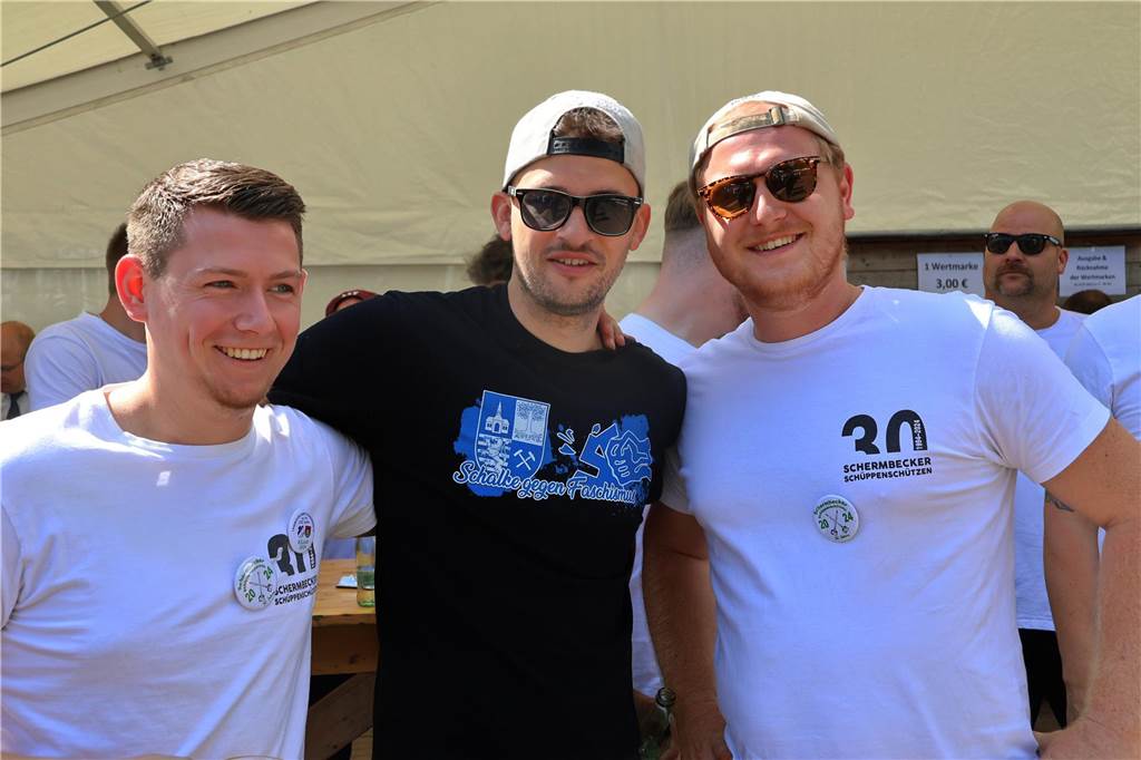 Kilian-Schützenfest in Schermbeck: Viele Fotos vom Umzug der beiden Gilden Erste Eindrücke vom Schützenfestsonntag mit Ehrungen und Kranzniederlegung am Ehrenmal.