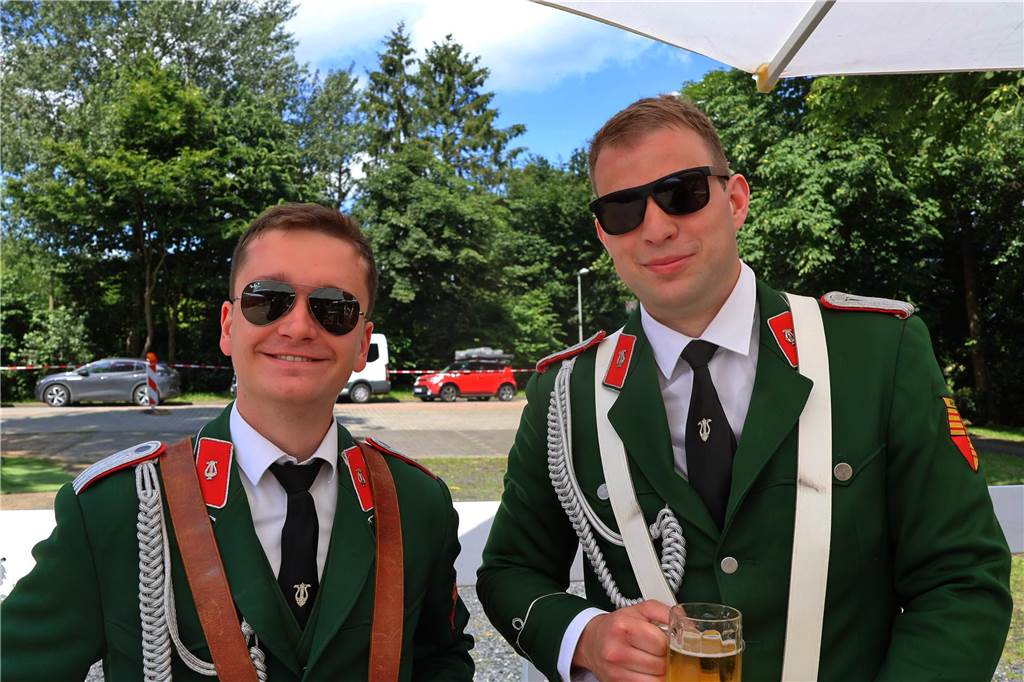 Kilian-Schützenfest in Schermbeck: Viele Fotos vom Umzug der beiden Gilden Erste Eindrücke vom Schützenfestsonntag mit Ehrungen und Kranzniederlegung am Ehrenmal.