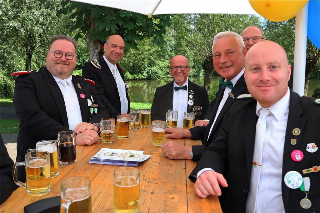 Kilian-Schützenfest in Schermbeck: Viele Fotos vom Umzug der beiden Gilden Erste Eindrücke vom Schützenfestsonntag mit Ehrungen und Kranzniederlegung am Ehrenmal.