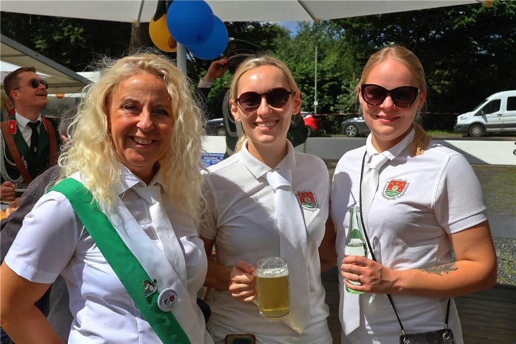 Kilian-Schützenfest in Schermbeck: Viele Fotos vom Umzug der beiden Gilden Erste Eindrücke vom Schützenfestsonntag mit Ehrungen und Kranzniederlegung am Ehrenmal.
