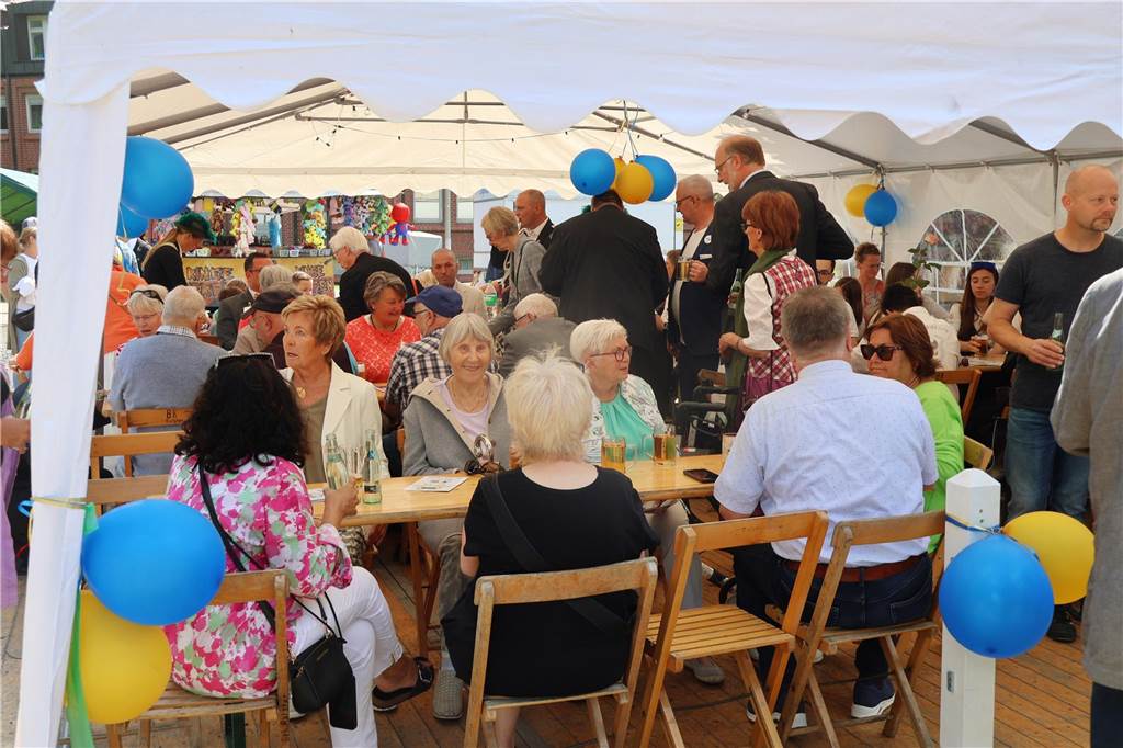 Kilian-Schützenfest in Schermbeck: Viele Fotos vom Umzug der beiden Gilden Erste Eindrücke vom Schützenfestsonntag mit Ehrungen und Kranzniederlegung am Ehrenmal.