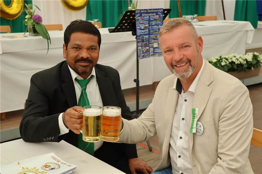 Kilian-Schützenfest in Schermbeck: Viele Fotos vom Umzug der beiden Gilden Erste Eindrücke vom Schützenfestsonntag mit Ehrungen und Kranzniederlegung am Ehrenmal.