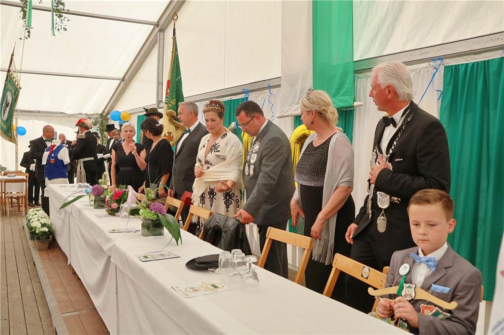 Kilian-Schützenfest in Schermbeck: Viele Fotos vom Umzug der beiden Gilden Erste Eindrücke vom Schützenfestsonntag mit Ehrungen und Kranzniederlegung am Ehrenmal.