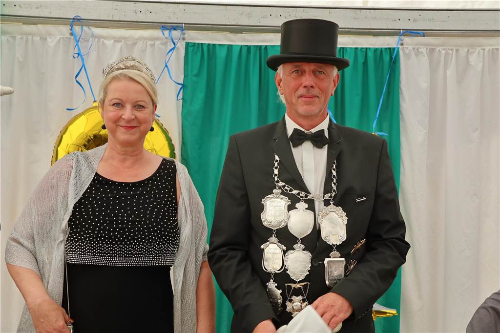 Kilian-Schützenfest in Schermbeck: Viele Fotos vom Umzug der beiden Gilden Erste Eindrücke vom Schützenfestsonntag mit Ehrungen und Kranzniederlegung am Ehrenmal.