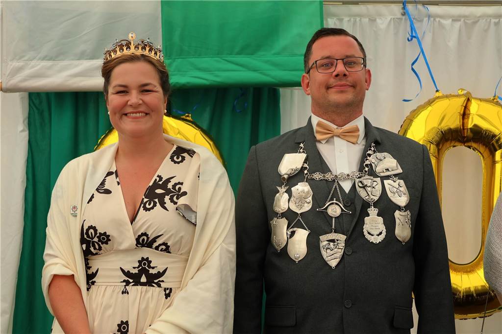 Kilian-Schützenfest in Schermbeck: Viele Fotos vom Umzug der beiden Gilden Erste Eindrücke vom Schützenfestsonntag mit Ehrungen und Kranzniederlegung am Ehrenmal.