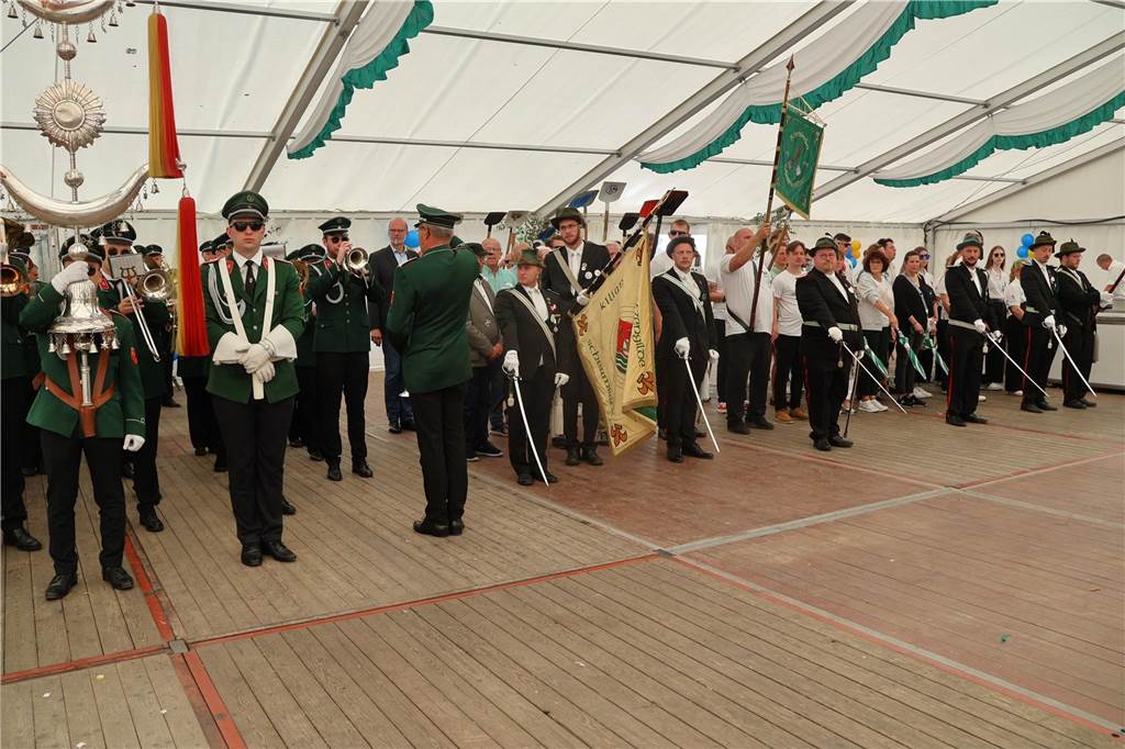 Kilian-Schützenfest in Schermbeck: Viele Fotos vom Umzug der beiden Gilden Erste Eindrücke vom Schützenfestsonntag mit Ehrungen und Kranzniederlegung am Ehrenmal.