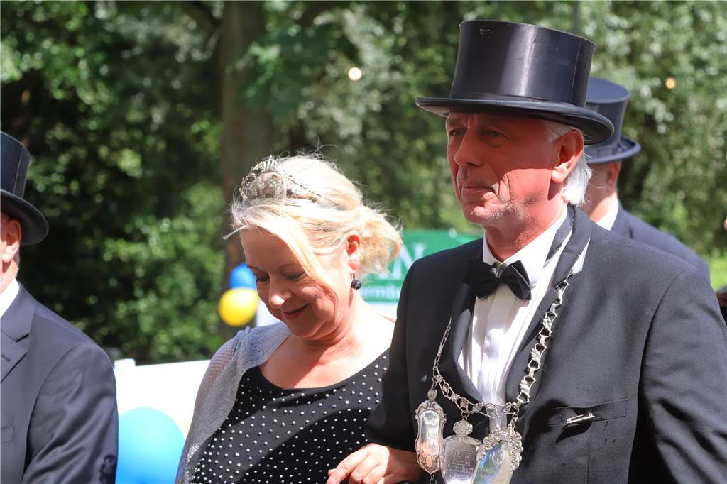 Kilian-Schützenfest in Schermbeck: Viele Fotos vom Umzug der beiden Gilden Erste Eindrücke vom Schützenfestsonntag mit Ehrungen und Kranzniederlegung am Ehrenmal.