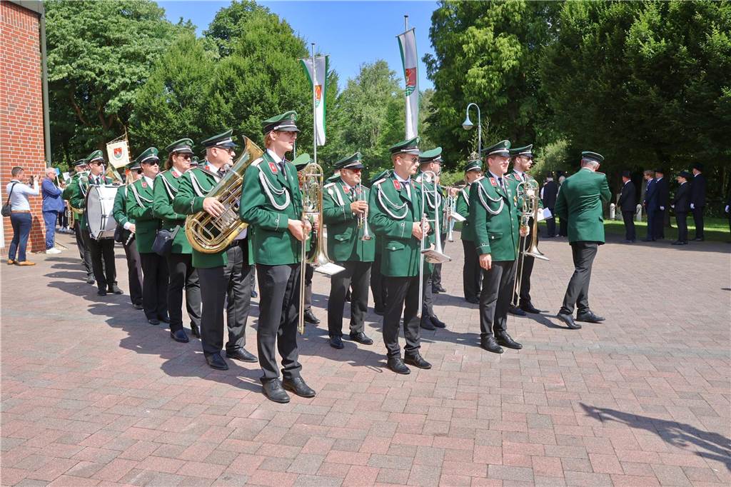 Kilian-Schützenfest in Schermbeck: Viele Fotos vom Umzug der beiden Gilden Erste Eindrücke vom Schützenfestsonntag mit Ehrungen und Kranzniederlegung am Ehrenmal.