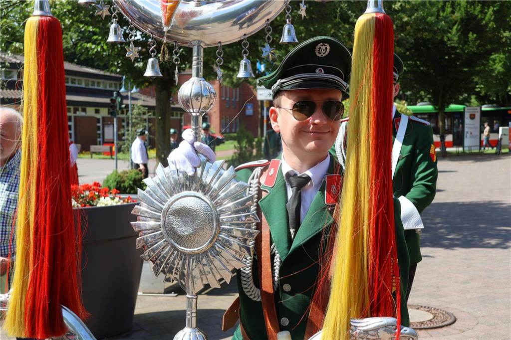 Kilian-Schützenfest in Schermbeck: Viele Fotos vom Umzug der beiden Gilden Erste Eindrücke vom Schützenfestsonntag mit Ehrungen und Kranzniederlegung am Ehrenmal.